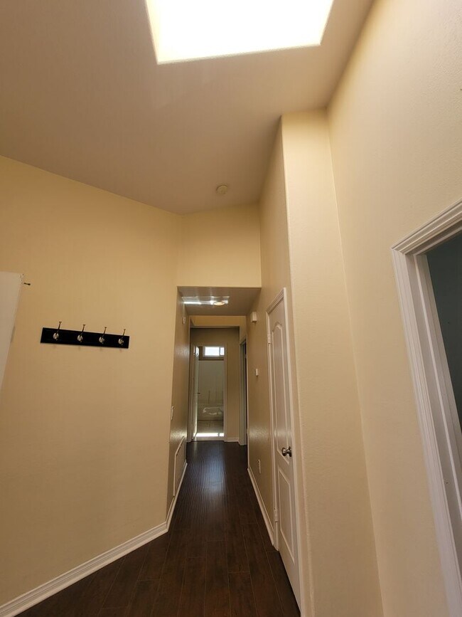 Building Photo - Beautiful 3 Bedroom, 2.5 Bathroom Home wit...