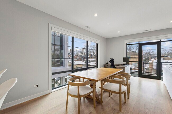 Foto del edificio - 6246 N Pulaski Rd