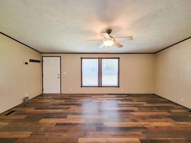 Foto del edificio - Cozy and Adorable home 4 bedroom 2 bath home on over 1 acre near McRae Lake! Relax on the covered...