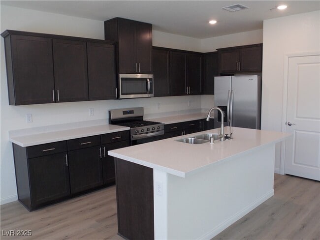 Building Photo - 565 Ruby Robin Ave
