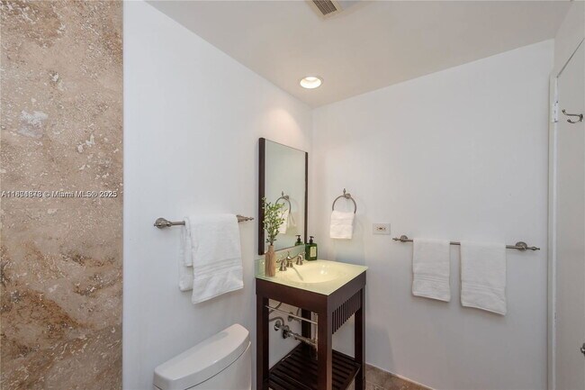 Building Photo - 1408 Brickell Bay Dr