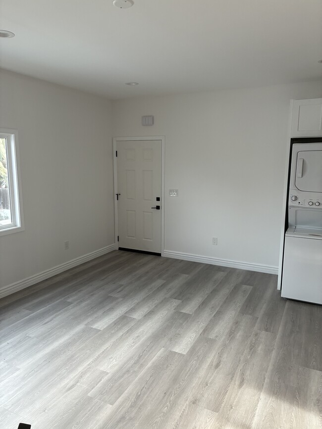 Foto del edificio - 14420 Kingsdale Ave
