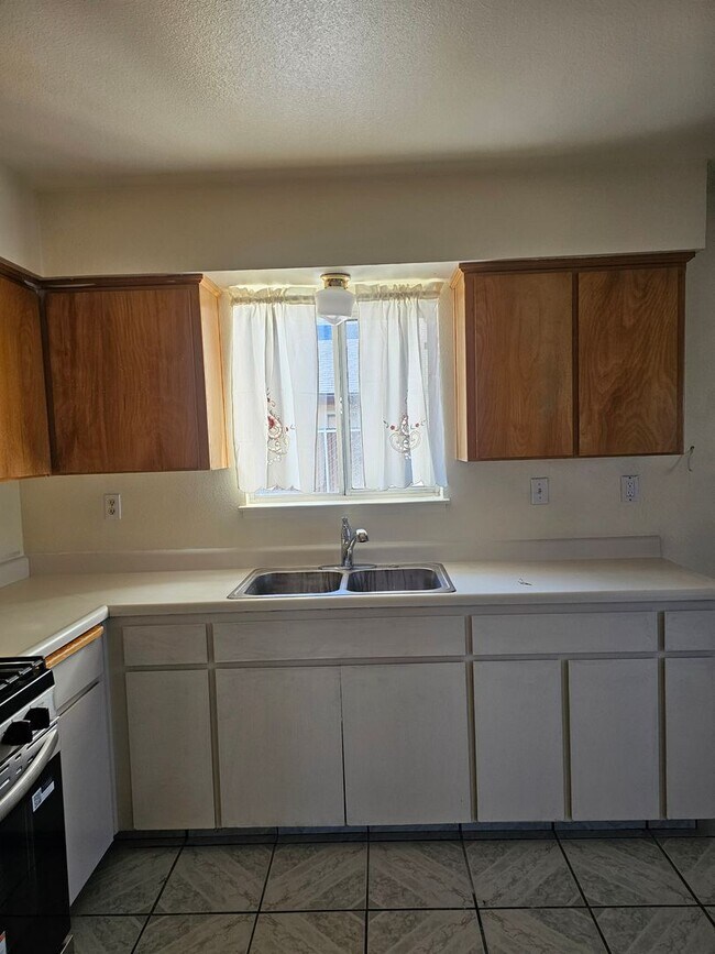 Building Photo - 3 Bedroom 2 Bath Orosi Home!