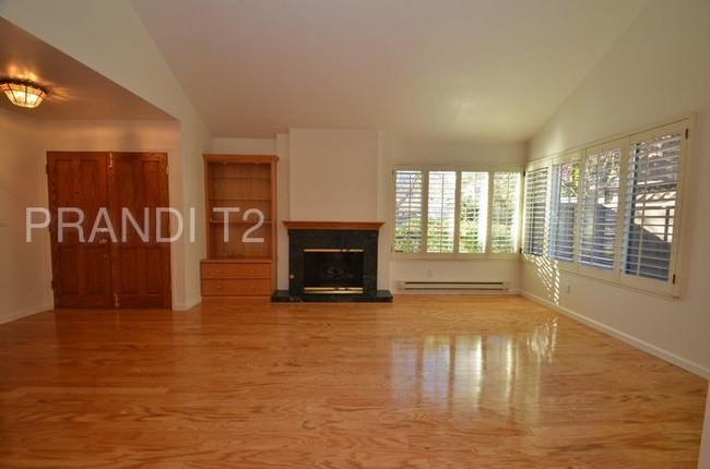 Building Photo - Bright and Spacious condo in Pacheco Valley