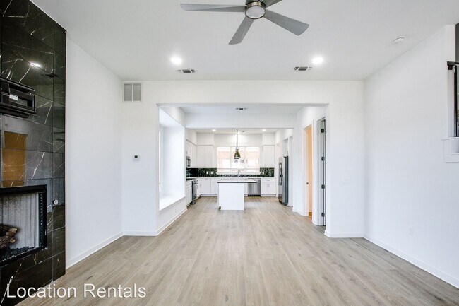 Building Photo - 3 br, 2.5 bath House - 11520 Savannah Avenue