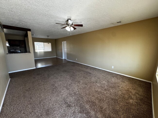 Building Photo - Beautiful 3 bedroom 2 bathroom home.