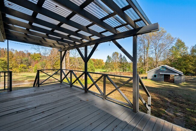 Foto del edificio - PRIVATE Charming property with acreage nex...