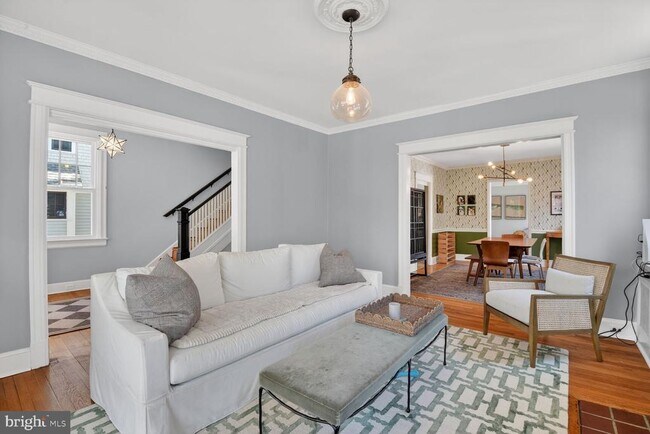 Foto del edificio - 3365 Runnymede Pl NW