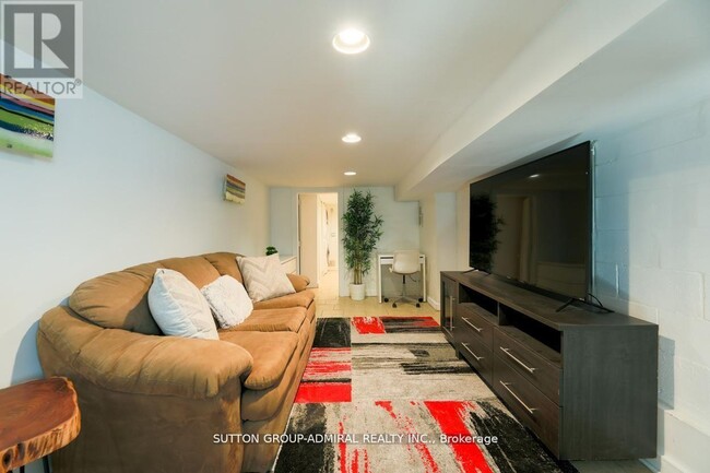 Building Photo - 70 Carlaw Ave