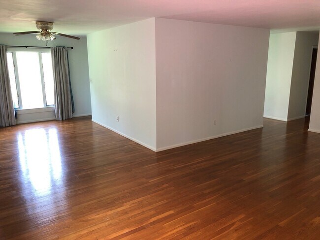 Foto del edificio - 6-Bedroom Single Family Home