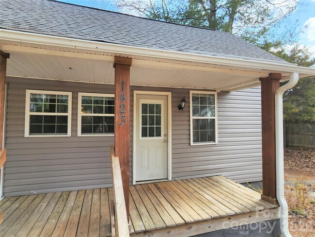 Building Photo - 1423 Oakshade Ave