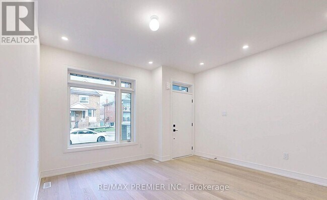 Photo du bâtiment - 208 McRoberts Ave