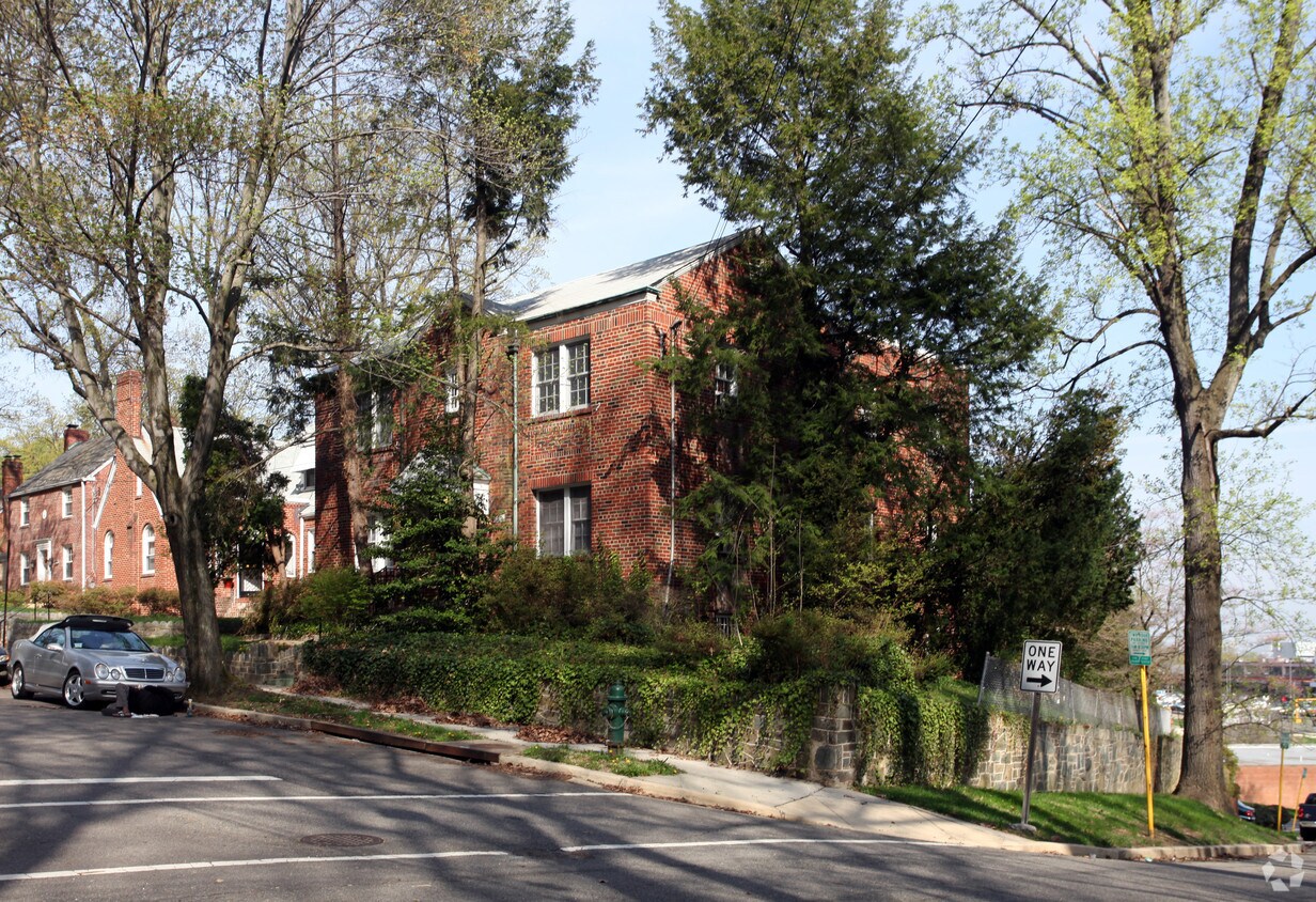 Primary Photo - 3250 T St SE