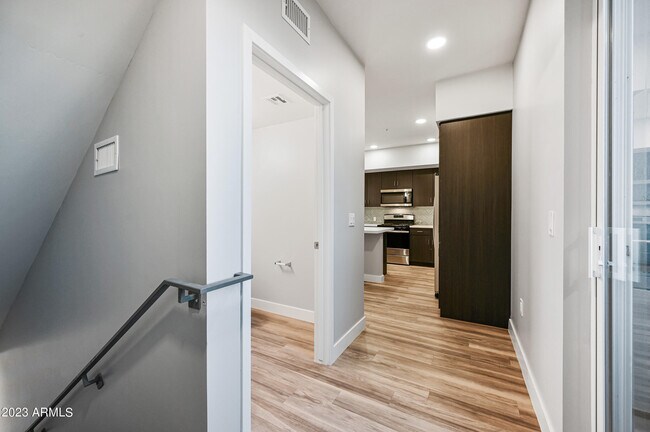 Foto del edificio - 1023 W 5th St
