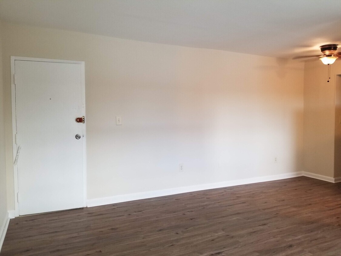 Large living room - 4909 Ayers Pl SE