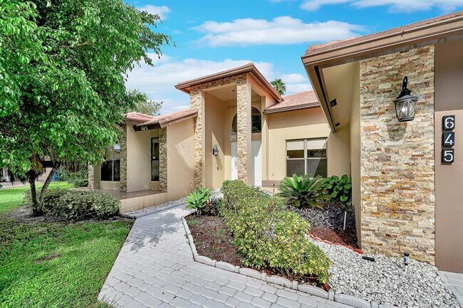 Foto del edificio - 645 NW 102nd Ave