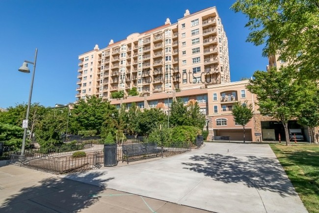 Foto del edificio - DOWNTOWN HI-END CONDO