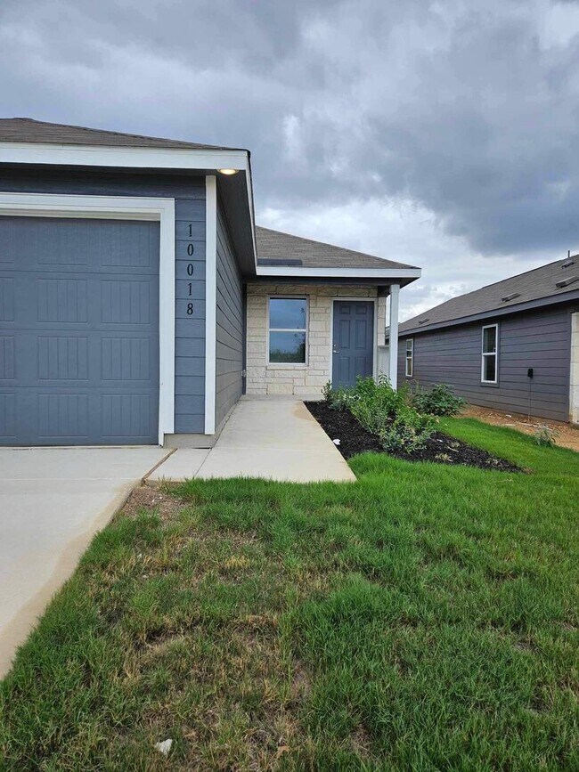 Building Photo - Welcome to Your Home in the Desirable Vida Subdivision!