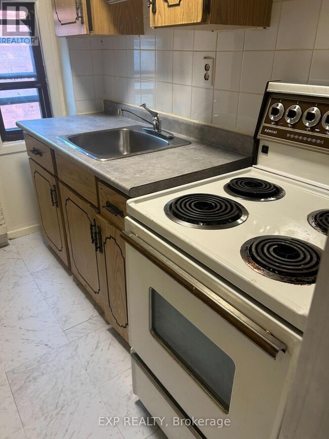 Building Photo - 263 Dundas St E