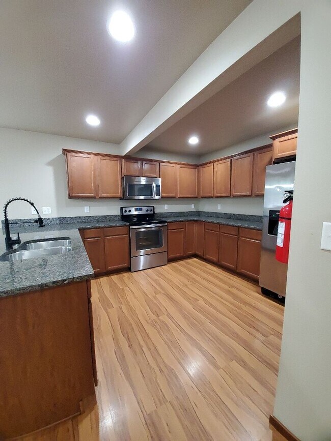 Foto del edificio - Pre-leasing NOW! 6 Bedroom, 3 Bath Home!