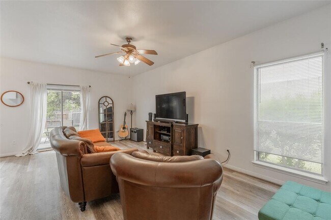 Building Photo - 1500 N Claremont Cir