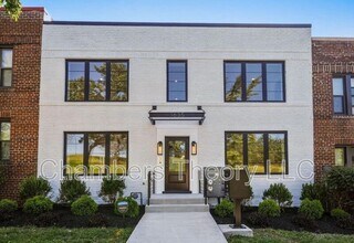 Building Photo - 1635 Holbrook St NE