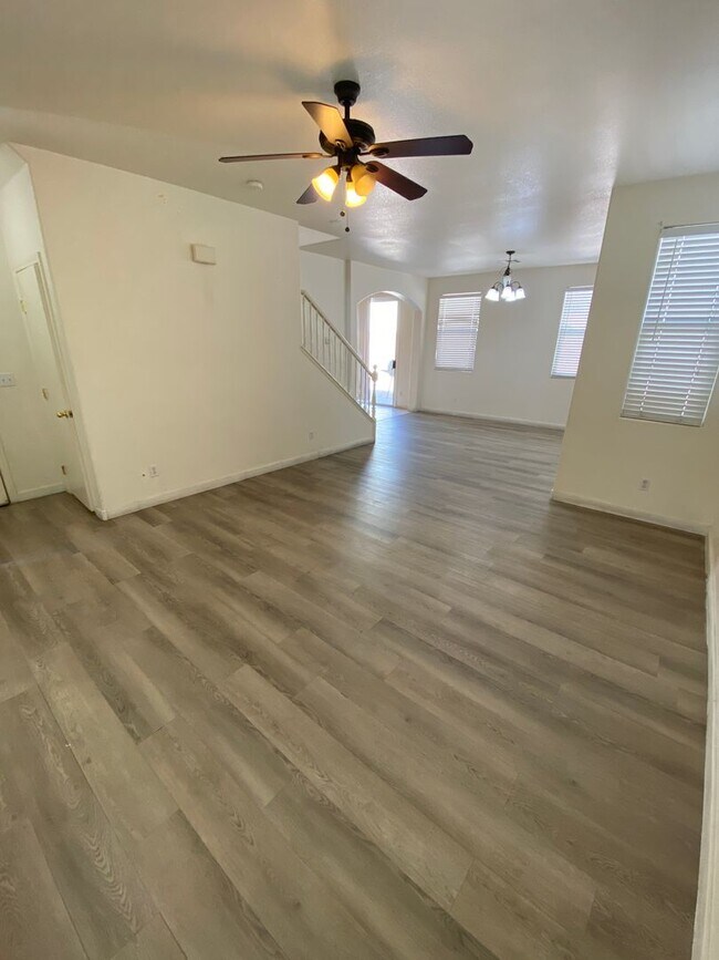 Foto del edificio - AMERICANA Property Mgmt - Beautiful 3 beds, 2 story home near Sam Boyd