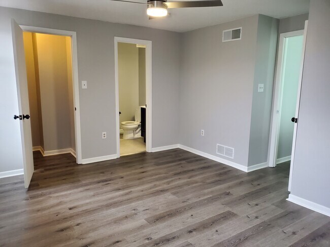 Foto del edificio - 2714 Meadowcrest Ct