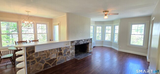 Foto del edificio - 40 Maple Grove Ave