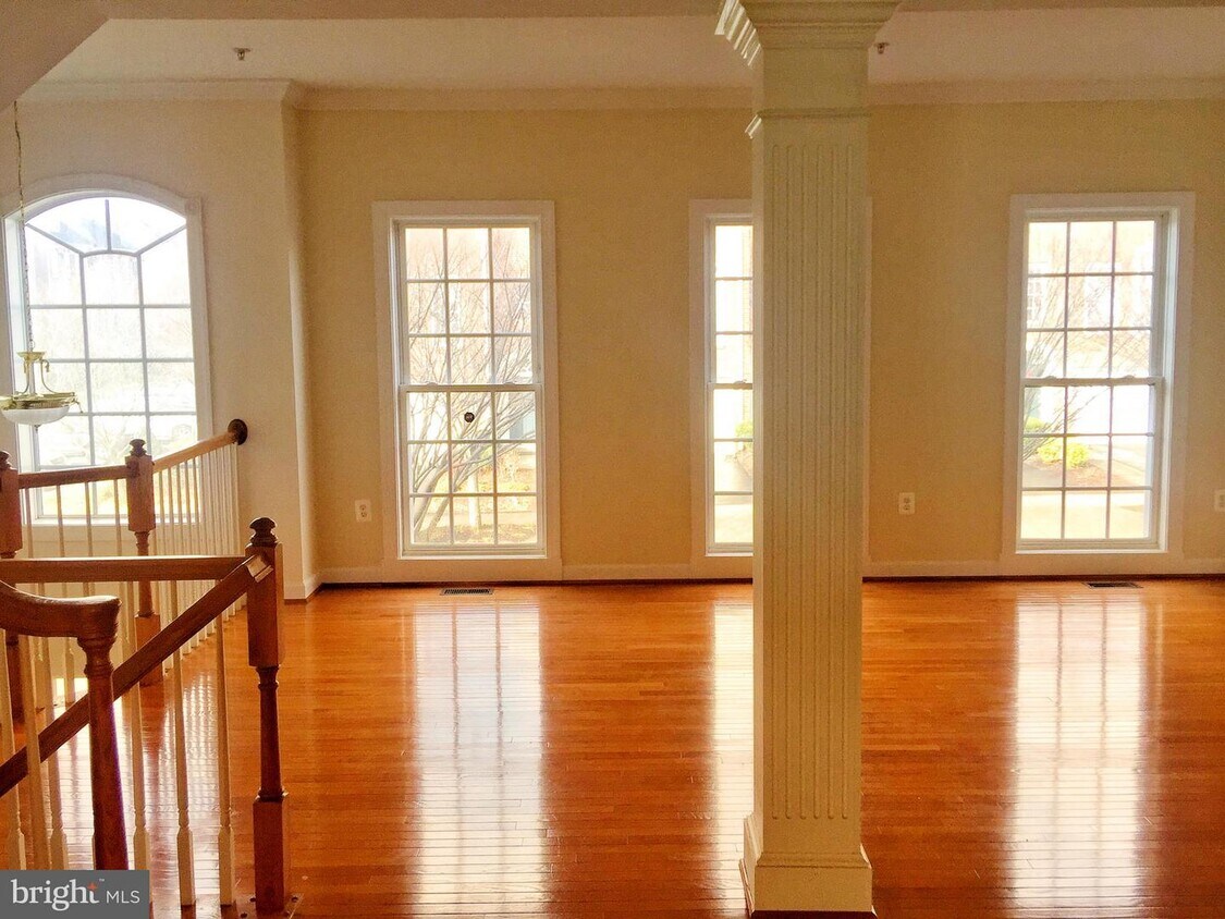 Foto principal - 921 Highland Ridge Ave