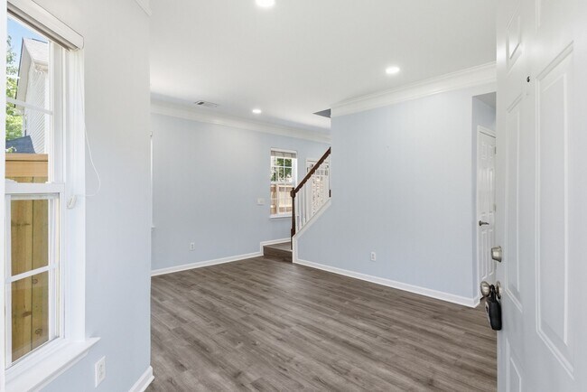 Building Photo - 85 Heaton Close