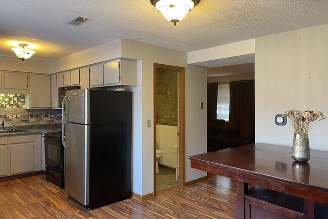 Building Photo - 2006 Edward R Danner Plz