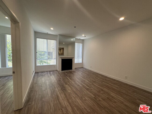 Foto del edificio - 8614 Burton Wy