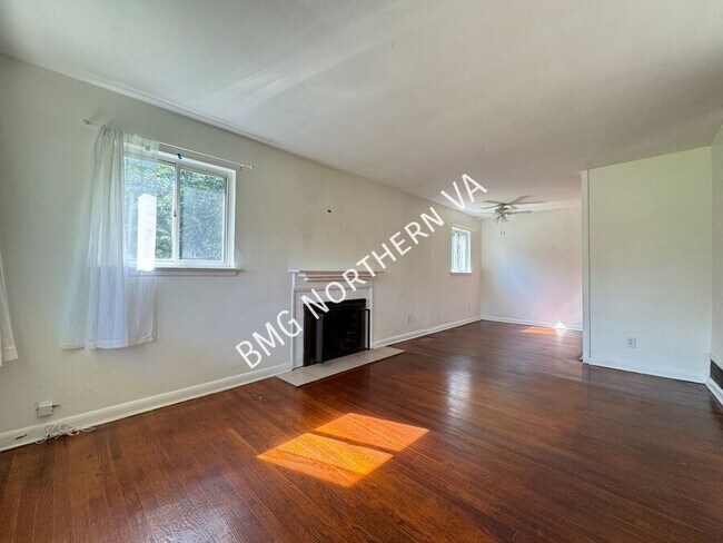 Foto del edificio - 7046 Lee Park Ct