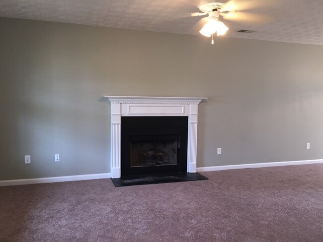 Building Photo - Ola schools 4 bedrooms 2.5 baths on large ...
