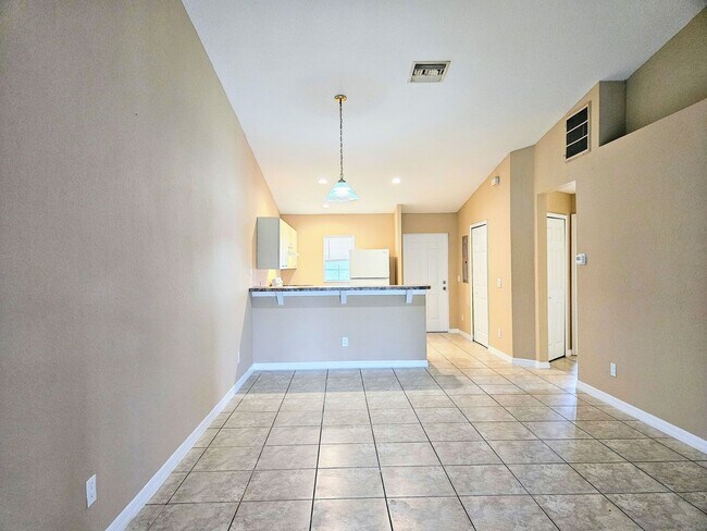 Foto del edificio - Cozy & Convenient, 3-bed, 2-bath duplex