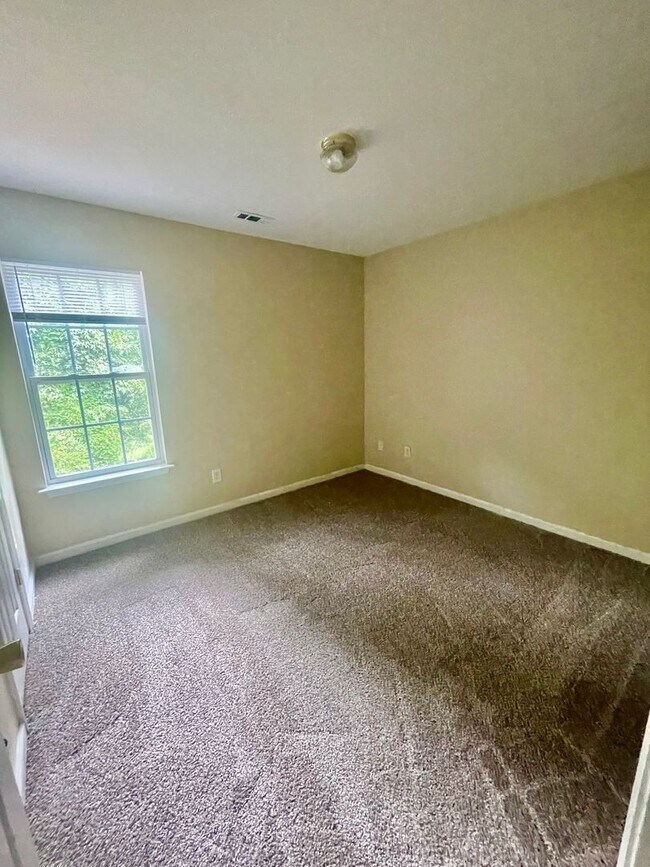 Foto del edificio - MallardCreek6713 is a spacious 4-bedroom, 2.5-bath home in Charlotte, NC