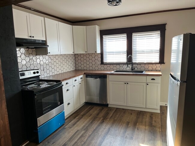 Building Photo - 108 2nd St