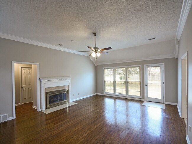 Building Photo - 3 bed, 2 baths on lake near Holmes and Riv...
