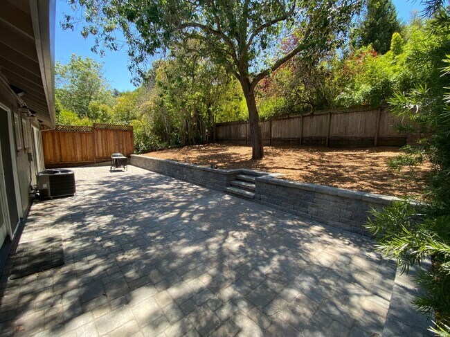 Building Photo - 54 Hillview Ave