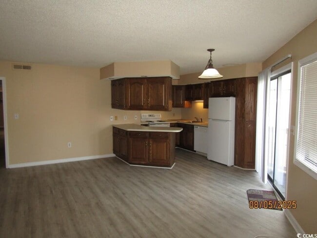 Building Photo - 4222 Pinehurst Cir