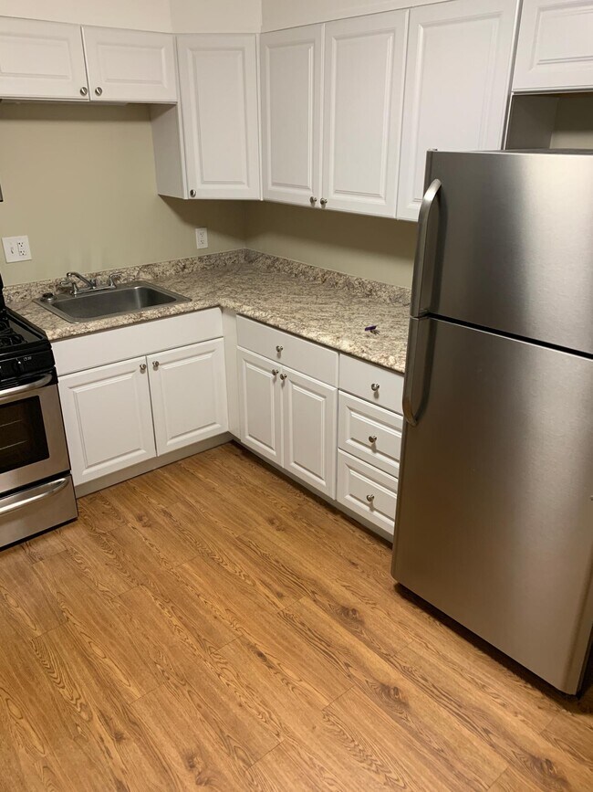 Building Photo - 3 Lancelot Ct