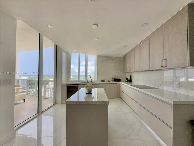 Foto del edificio - 15901 Collins Ave