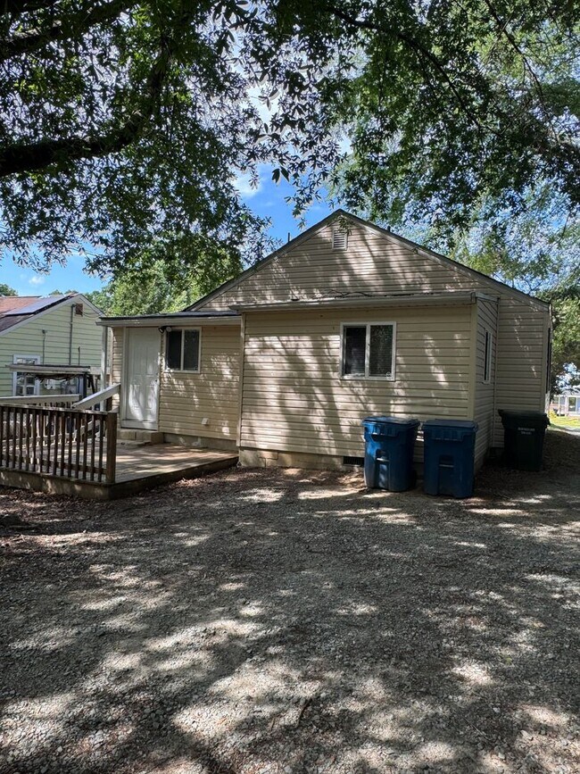 Building Photo - Nice single family two bedroom house with ...