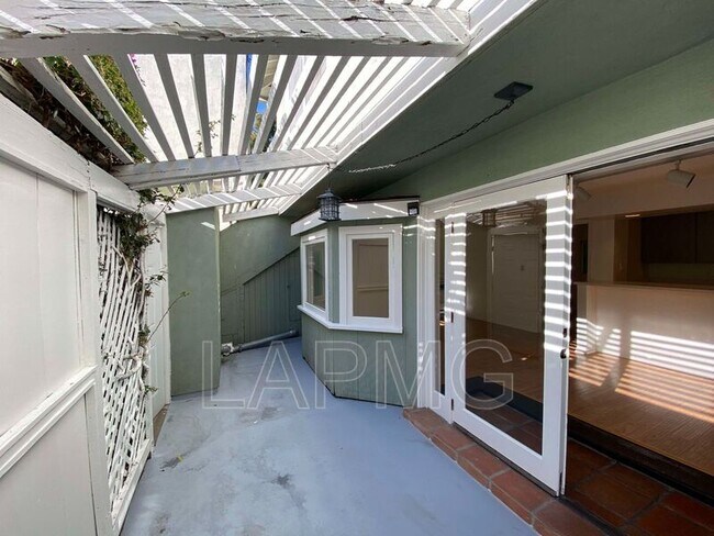 Foto del edificio - 1020-1022 1/2 N. Spaulding Avenue