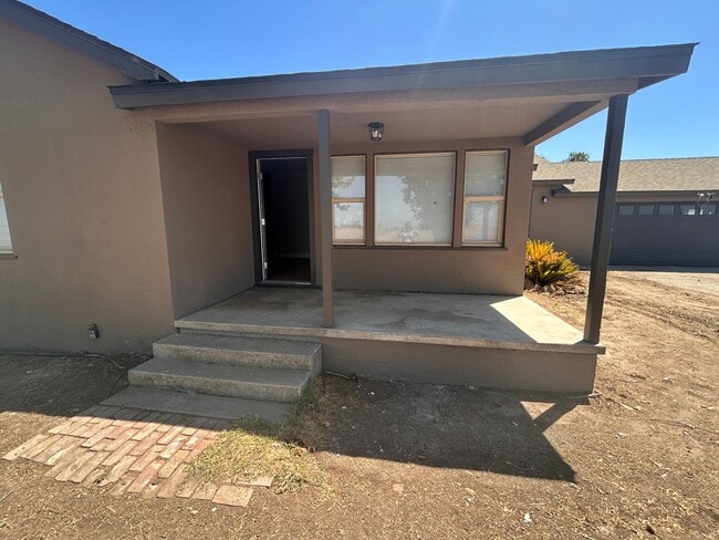 Building Photo - Spacious and remodeled country home close to town.