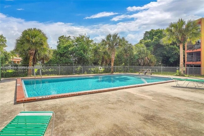 Foto del edificio - 9405 W Flagler St