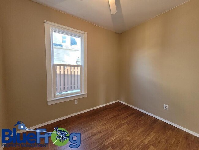 Building Photo - 706 Elmore St - Lower