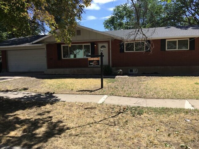 Building Photo - 4 Bedroom 2 Bath Home 2 Car Garage. Dog Fr...