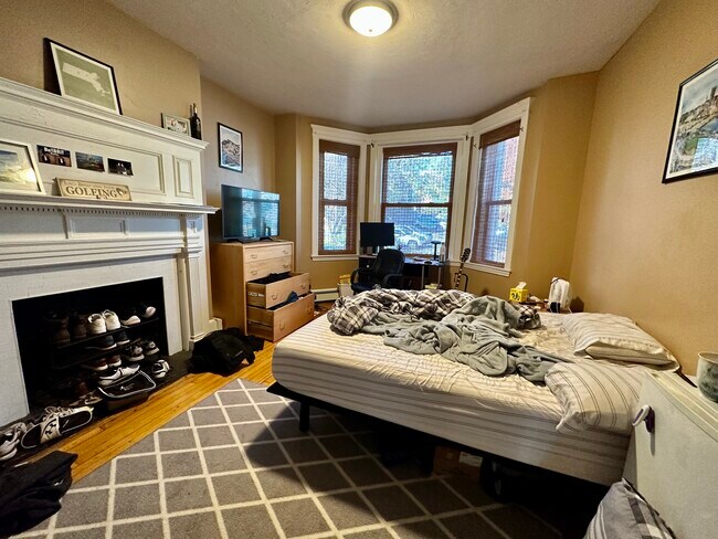 Building Photo - 10 Glenville Ave